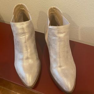 CL by LAUNDRY Corbin metallic booties, Size 7.5